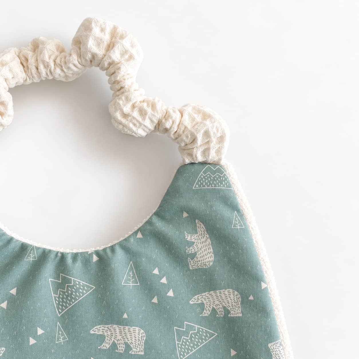 Bavoir serviette Ours polaire 3 Détail du tour de cou élastiqué du bavoir bébé motif Ours