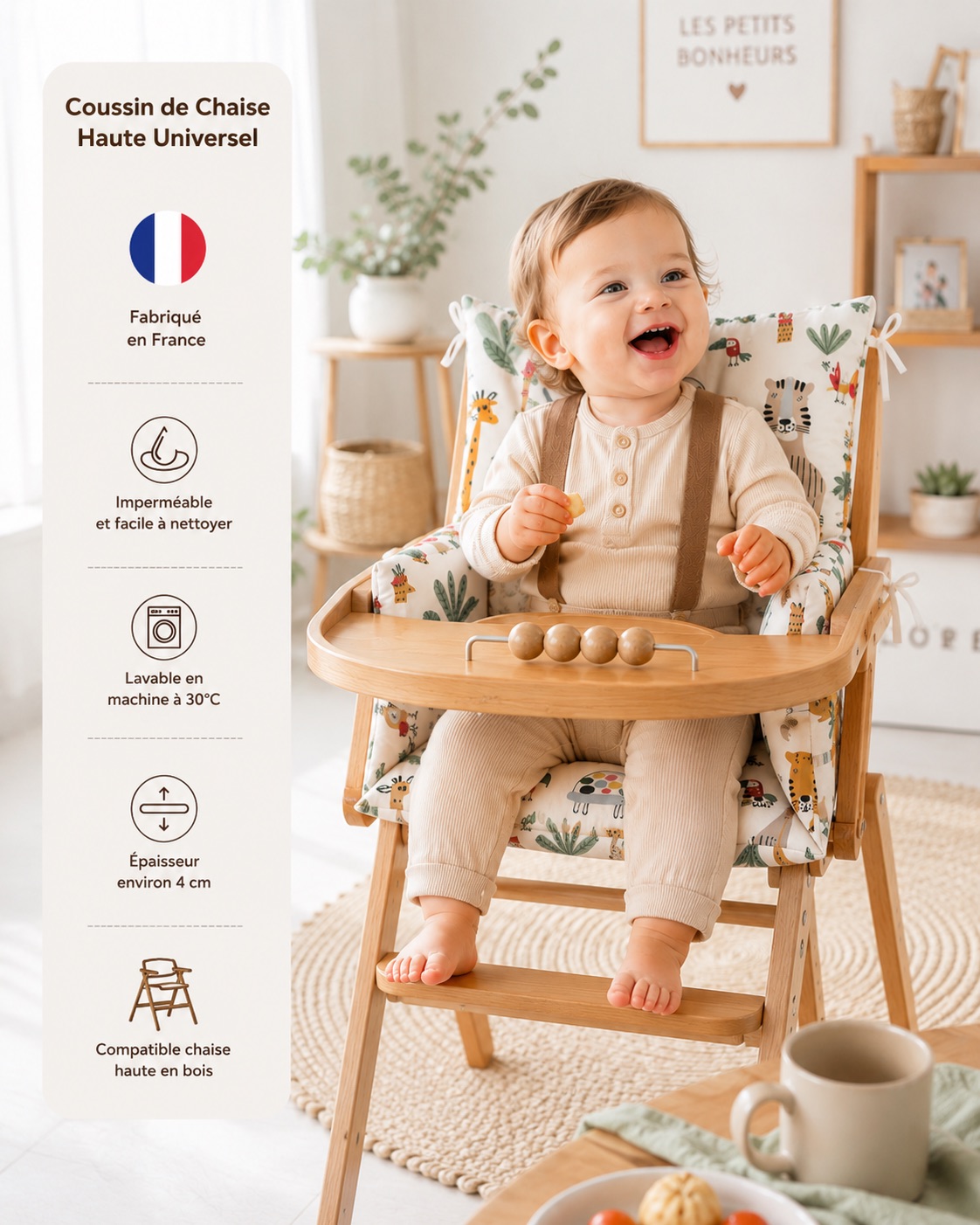 Coussin chaise haute Savane 4 Das Baby sitzt während der Mahlzeit auf einem universellen Timouny-Hochstuhlkissen mit dem Motiv „Savane“.