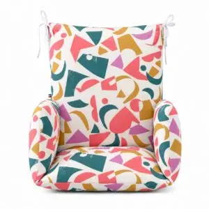Coussin de chaise haute Alba vu de face, à motifs géométriques corail, vert, ocre et mauve sur fond blanc