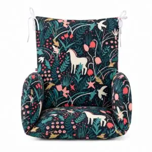 Coussin de chaise haute universel Black Licorne vu de face, avec licornes crème, fleurs roses et feuillage vert sur fond noir.
