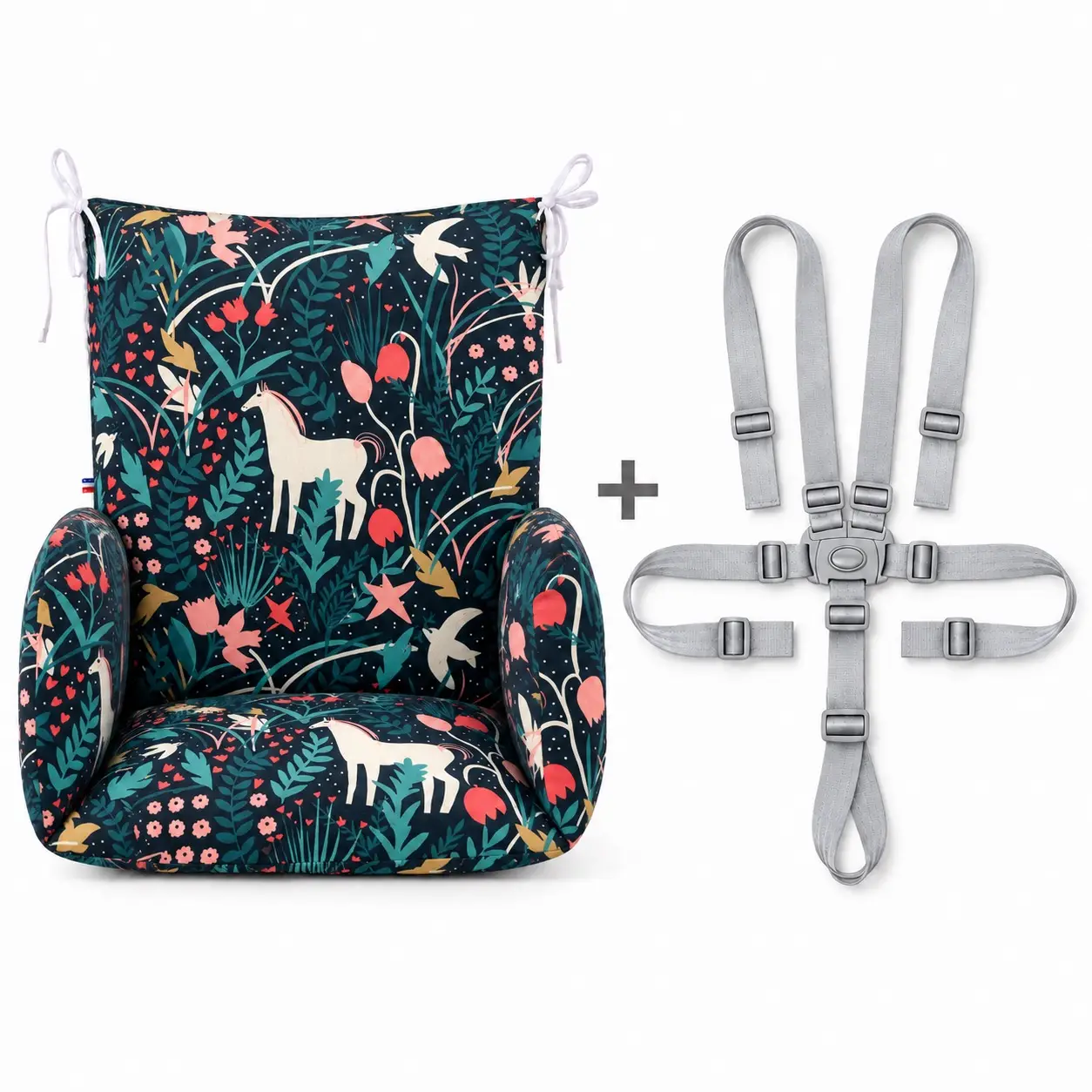 Réducteur chaise haute bois – Modèle Black Licorne 3 Coussin de chaise haute universel Black Licorne de face, présenté à côté d’un harnais gris à cinq points.