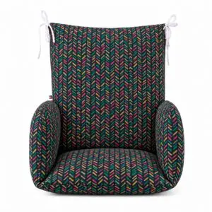 Coussin de chaise haute universel Maia vu de face, à petits chevrons multicolores sur fond sombre.