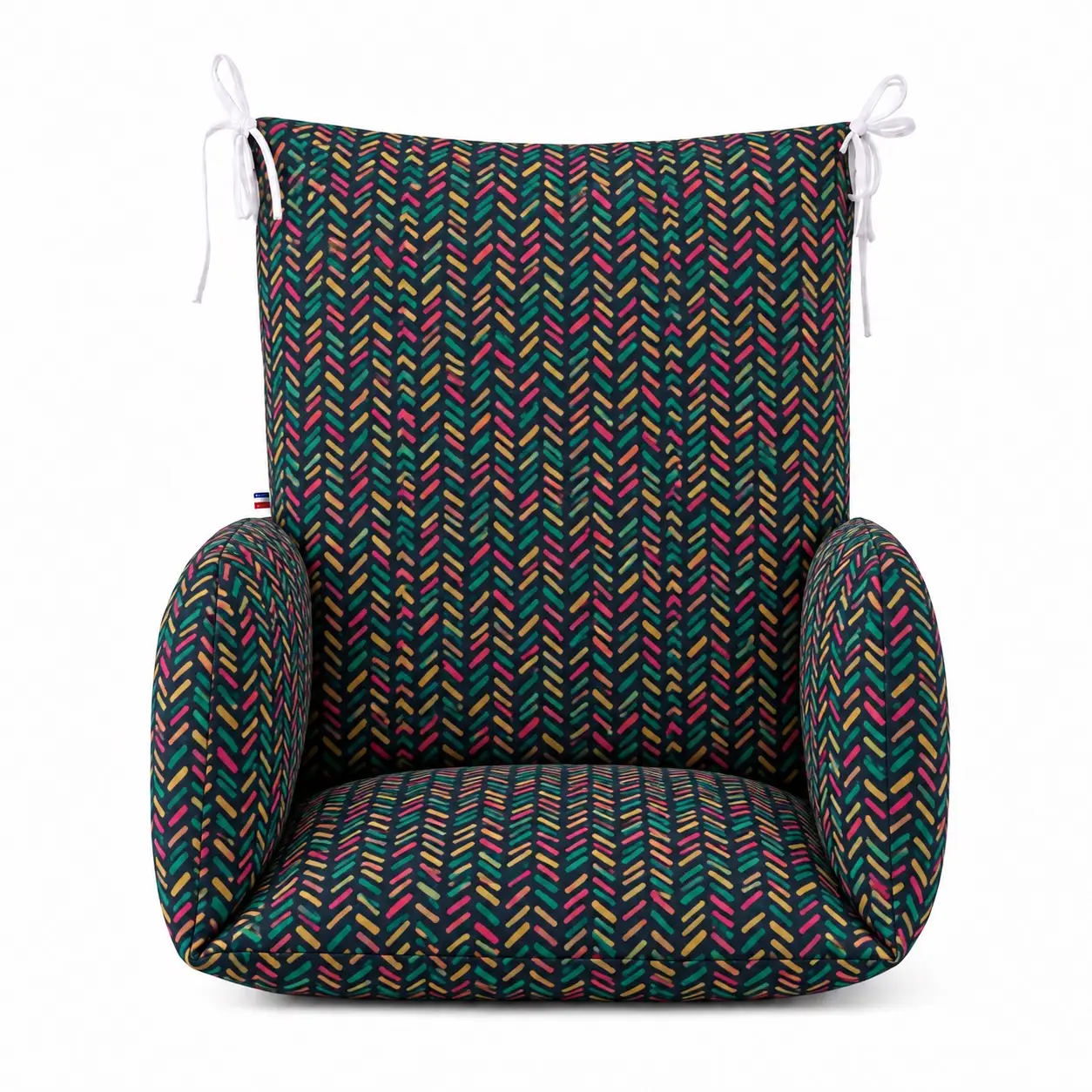 Réducteur chaise haute bois – Modèle Maïa 1 Coussin de chaise haute universel Maia vu de face, à petits chevrons multicolores sur fond sombre.