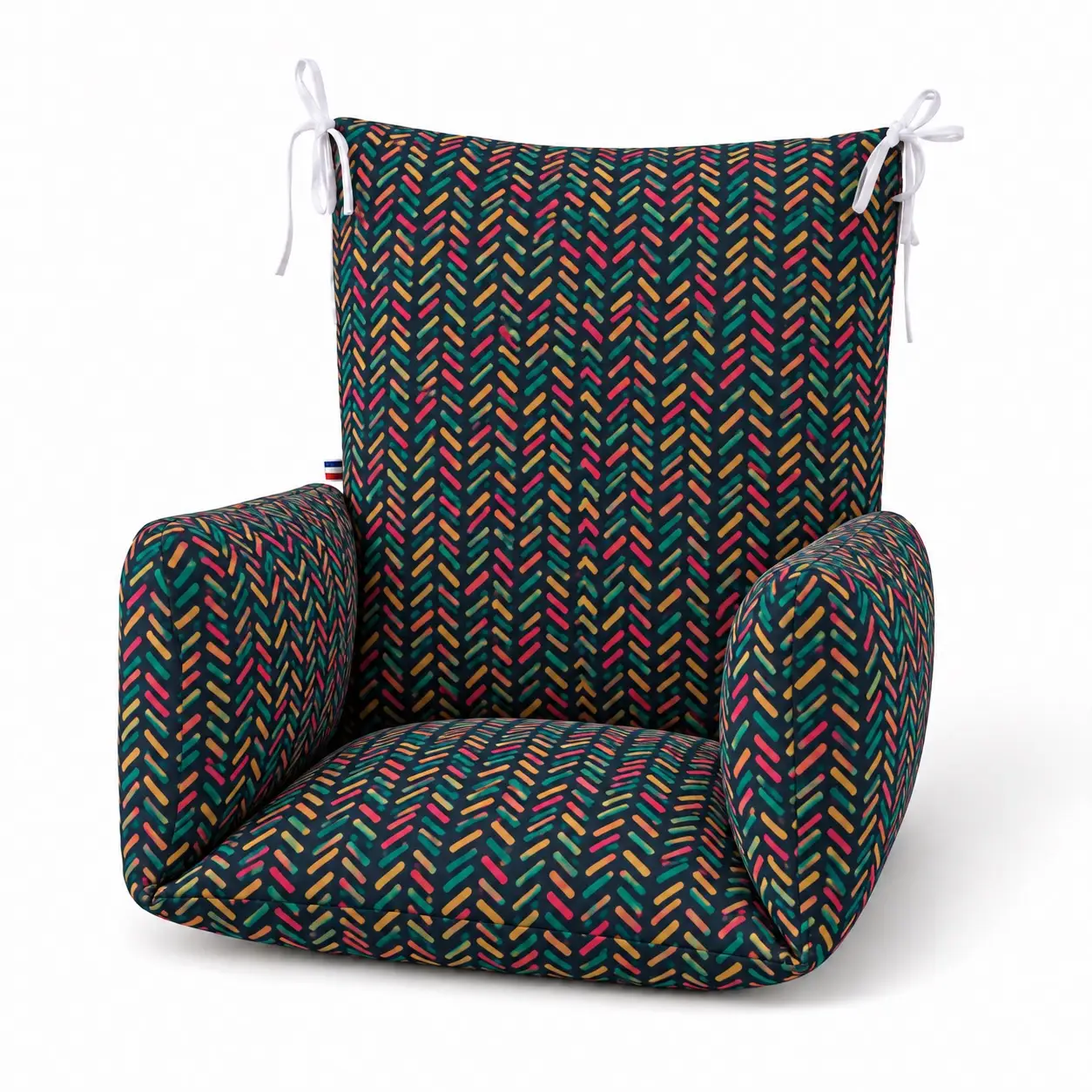Réducteur chaise haute bois – Modèle Maïa 2 Coussin de chaise haute universel Maia vu de trois quarts, avec assise et accoudoirs rembourrés à motif multicolore.