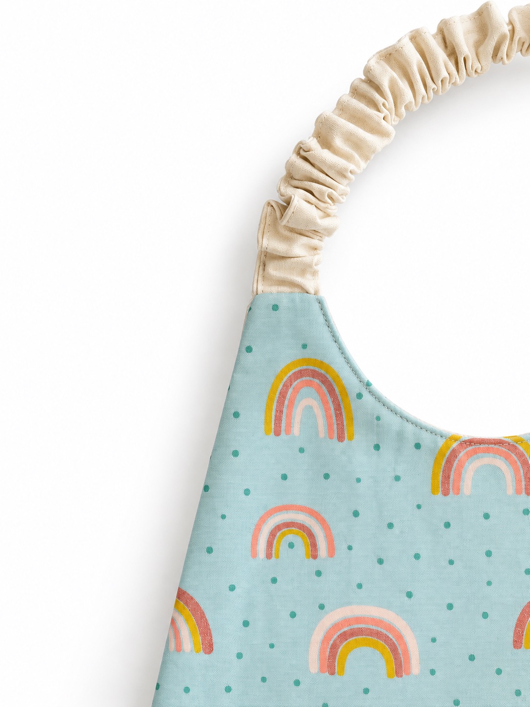 Bavoir serviette Arc en ciel 2 Détail du tour de cou élastiqué d'un bavoir bébé motif arc-en-ciel