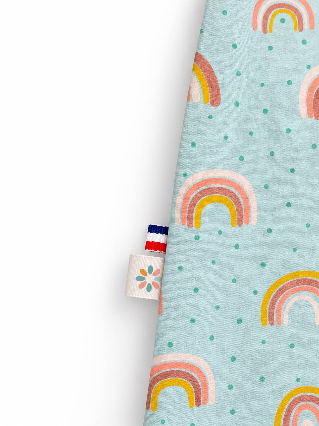 Bavoir serviette Arc en ciel 3 Détail étiquette française sur bavoir bébé Timouny fabriqué en France