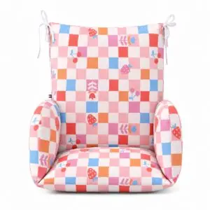 Coussin de chaise haute universel Elisa vu de face, à carreaux multicolores ornés de fraises, cerises et fleurs.