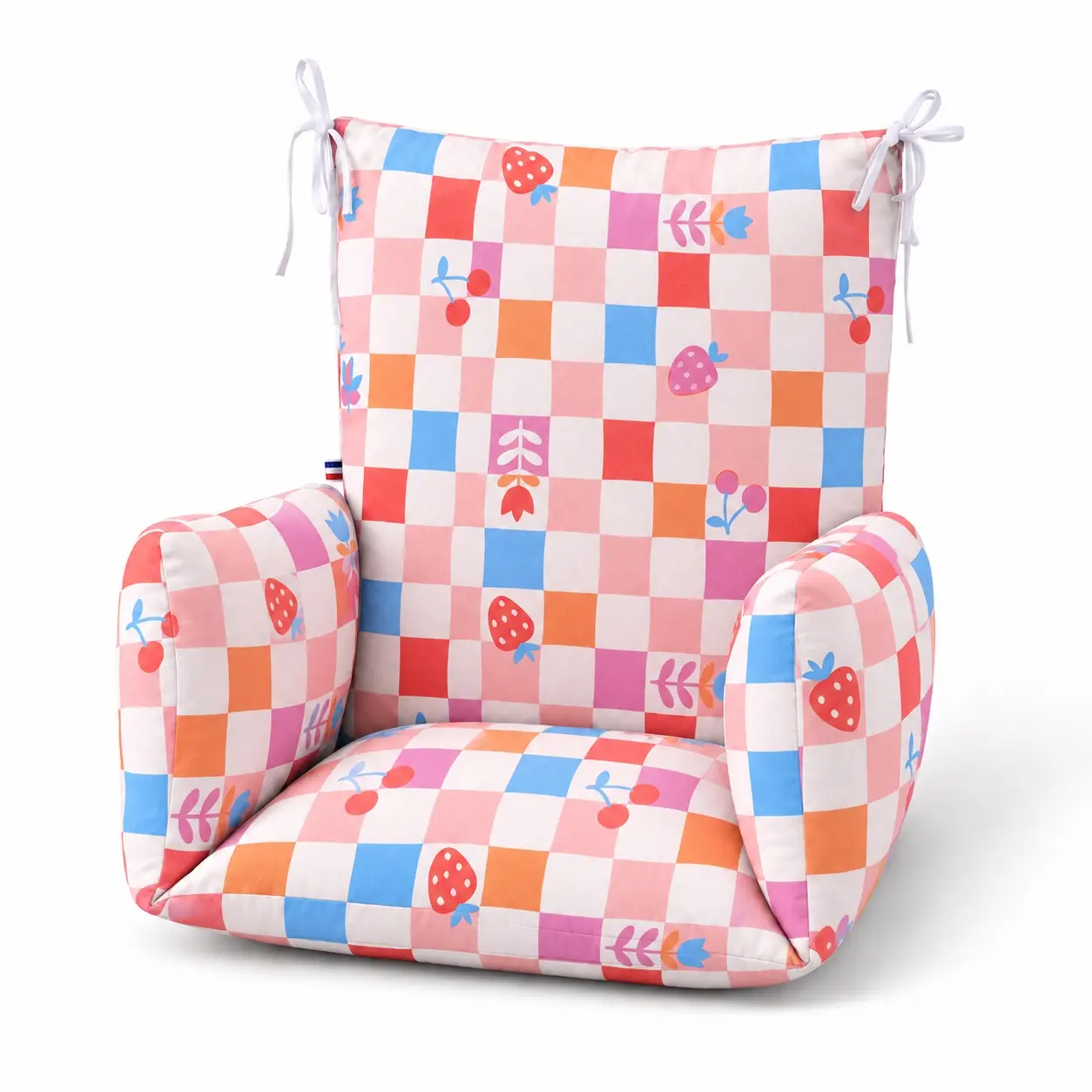 Coussin universel pour chaise haute - Modèle Elisa 2 Coussin de chaise haute universel Elisa vu de trois quarts, avec assise et accoudoirs rembourrés à carreaux colorés.