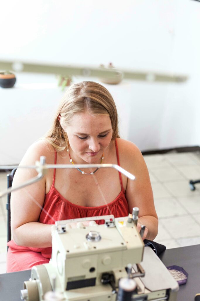 atelier de couture inclusif employant des personnes en situation de handicap