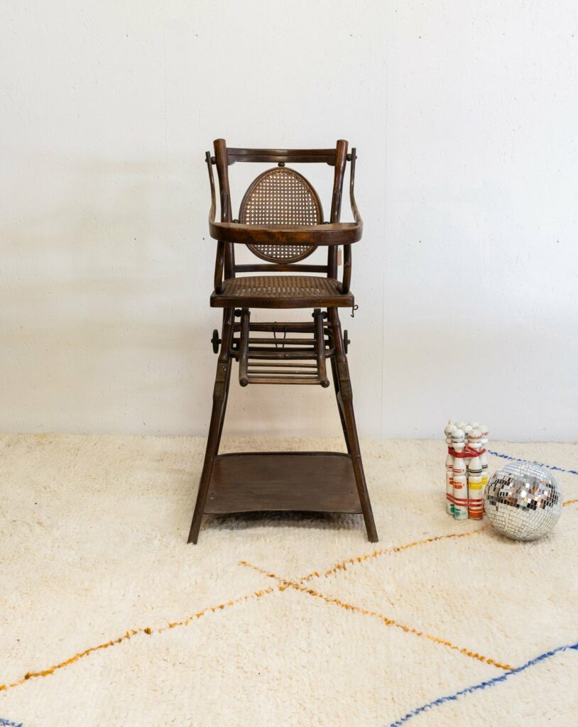 chaise haute en bois brut avec cannage