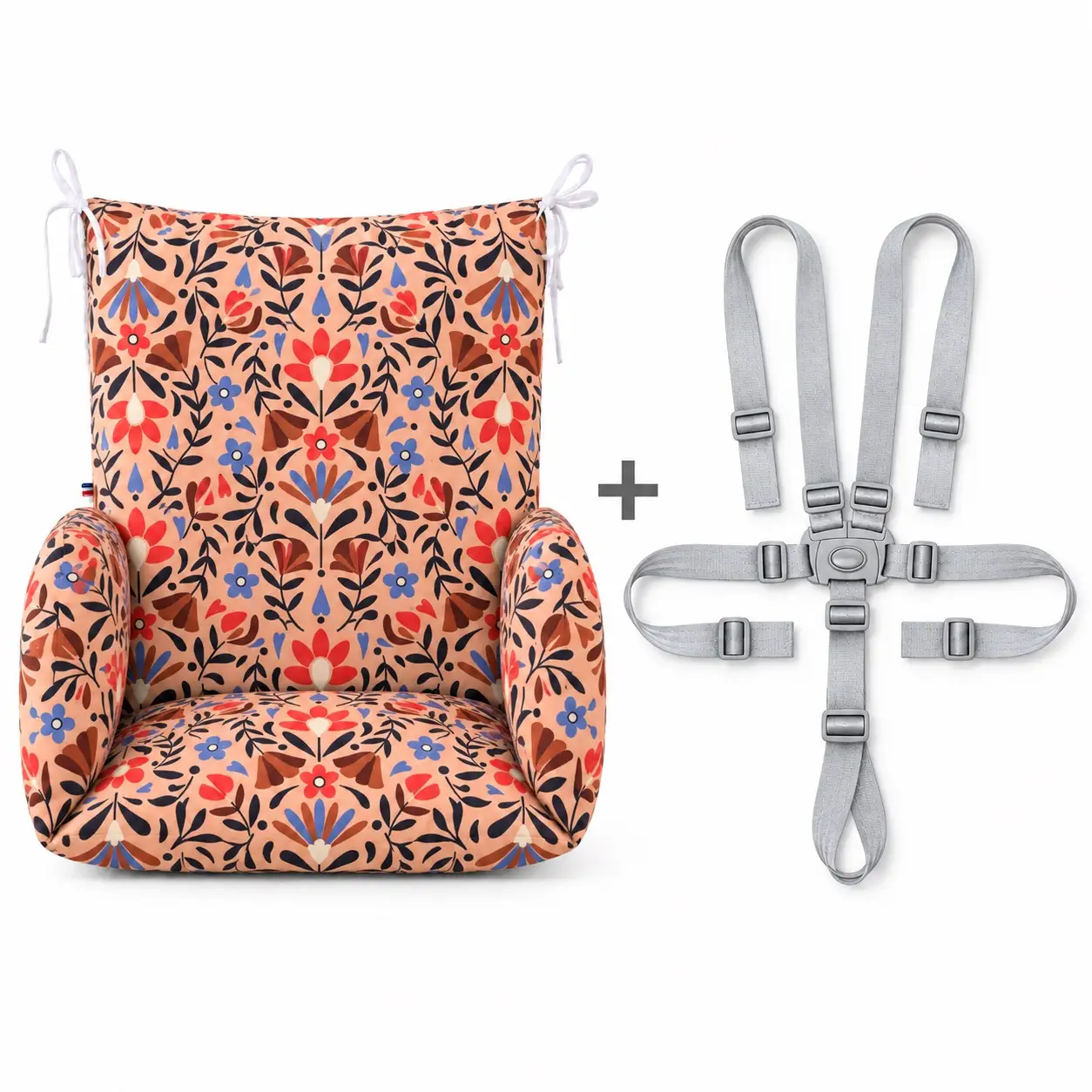 Coussin chaise haute Jeanne 3 Coussin de chaise haute Jeanne présenté à côté d’un harnais gris à 5 points, séparés par un signe plus