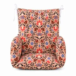 Coussin de chaise haute Jeanne vu de face, à fleurs corail et bleues et feuillage foncé sur fond pêche