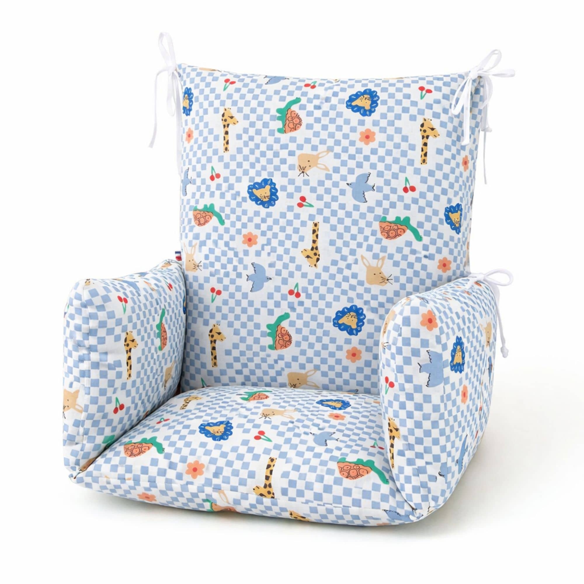 Coussin Chaise Haute Universel Combelle Louis 2 Coussin de chaise haute universel bébé motif Louis Timouny présenté de trois quarts sur fond blanc.