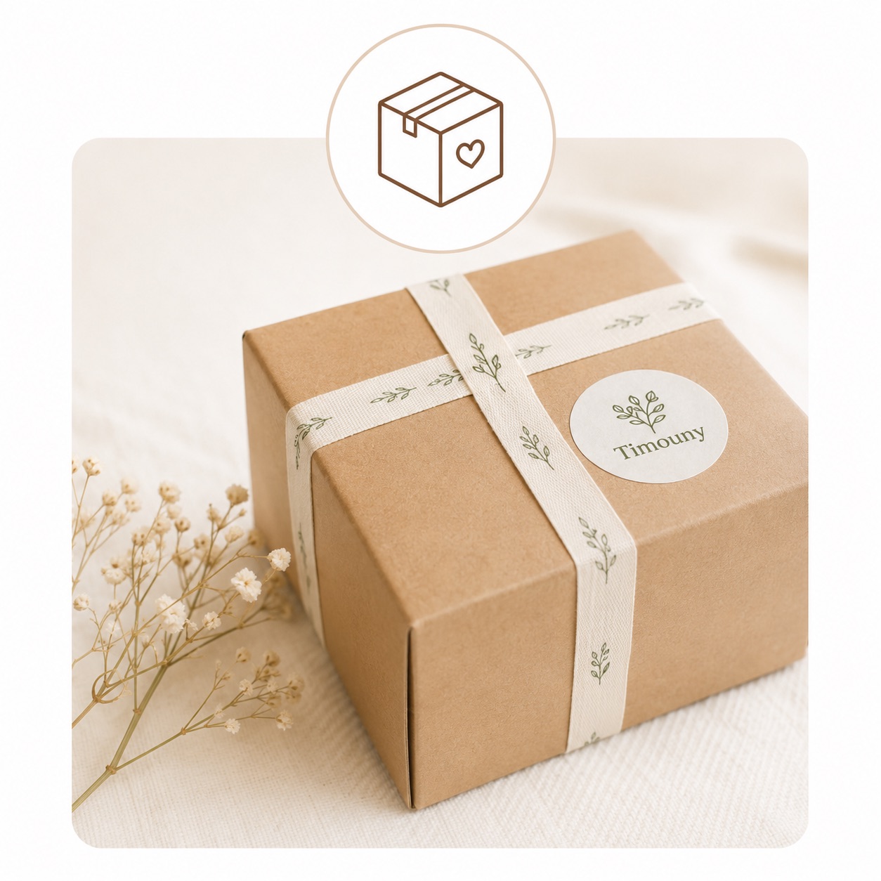 Colis soigneusement préparé pour l'expédition des coussins de chaise haute et accessoires bébé Timouny fabriqués en France.