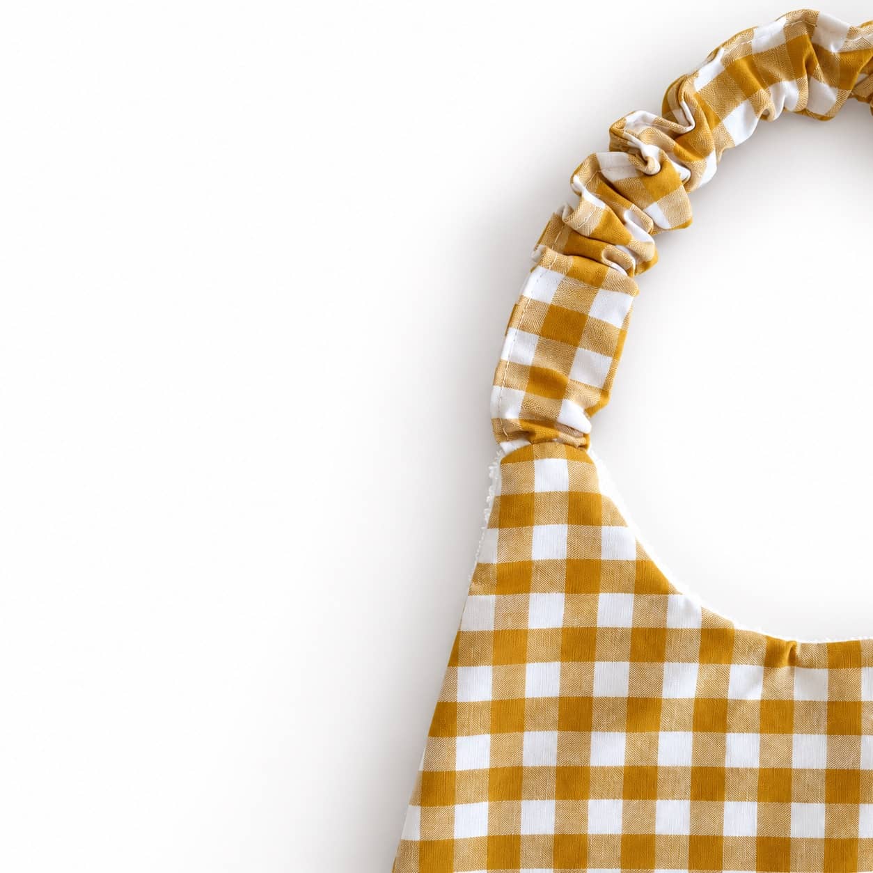 Bavoir serviette Curry 4 Détail du tour de cou élastiqué du bavoir serviette Vichy moutarde – Timouny