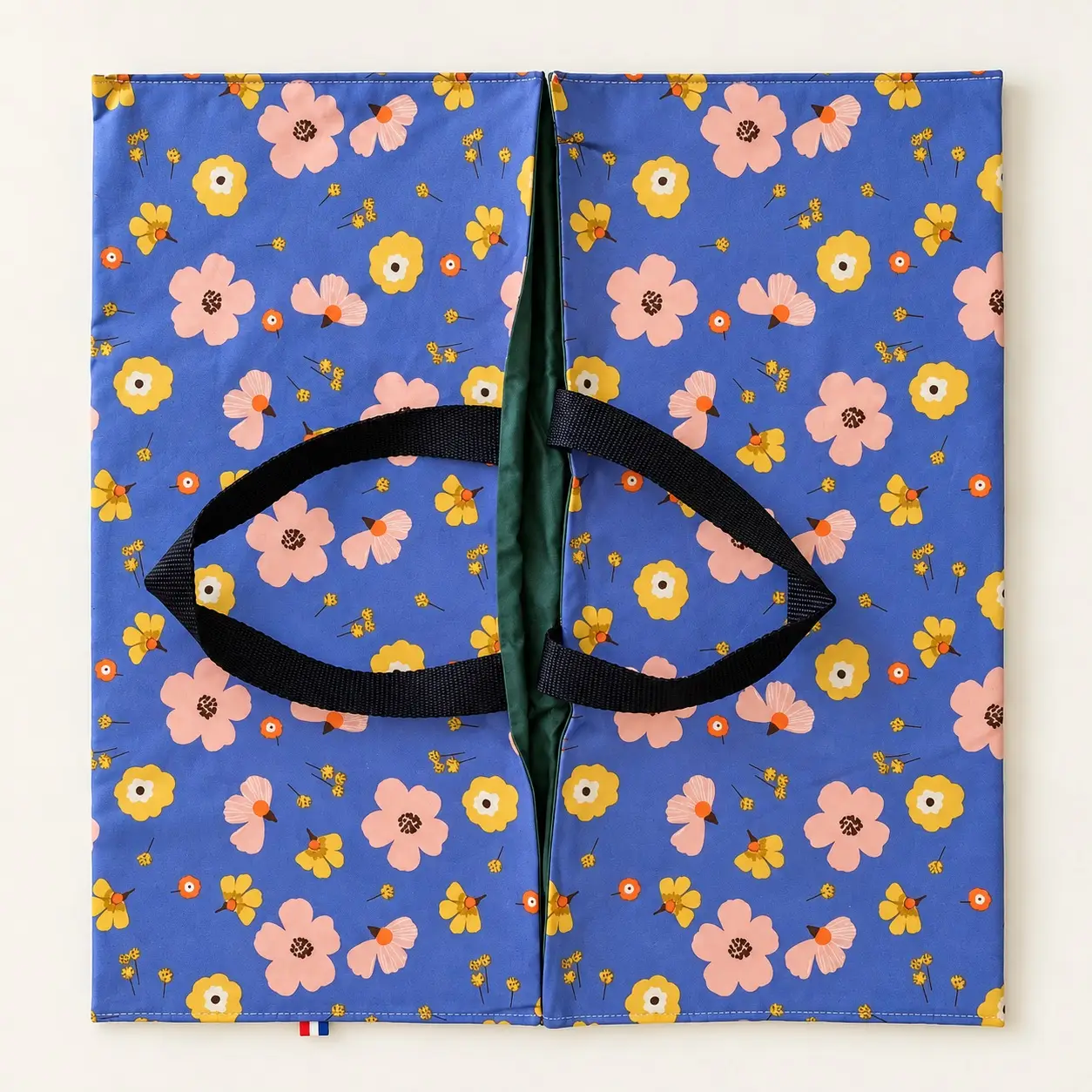 Sac à tarte fabriqué en France Azalée – Fleuri bleu, imperméable et réversible 2 Sac à tarte bleu fleuri Timouny déplié, avec ouverture centrale et anses noires