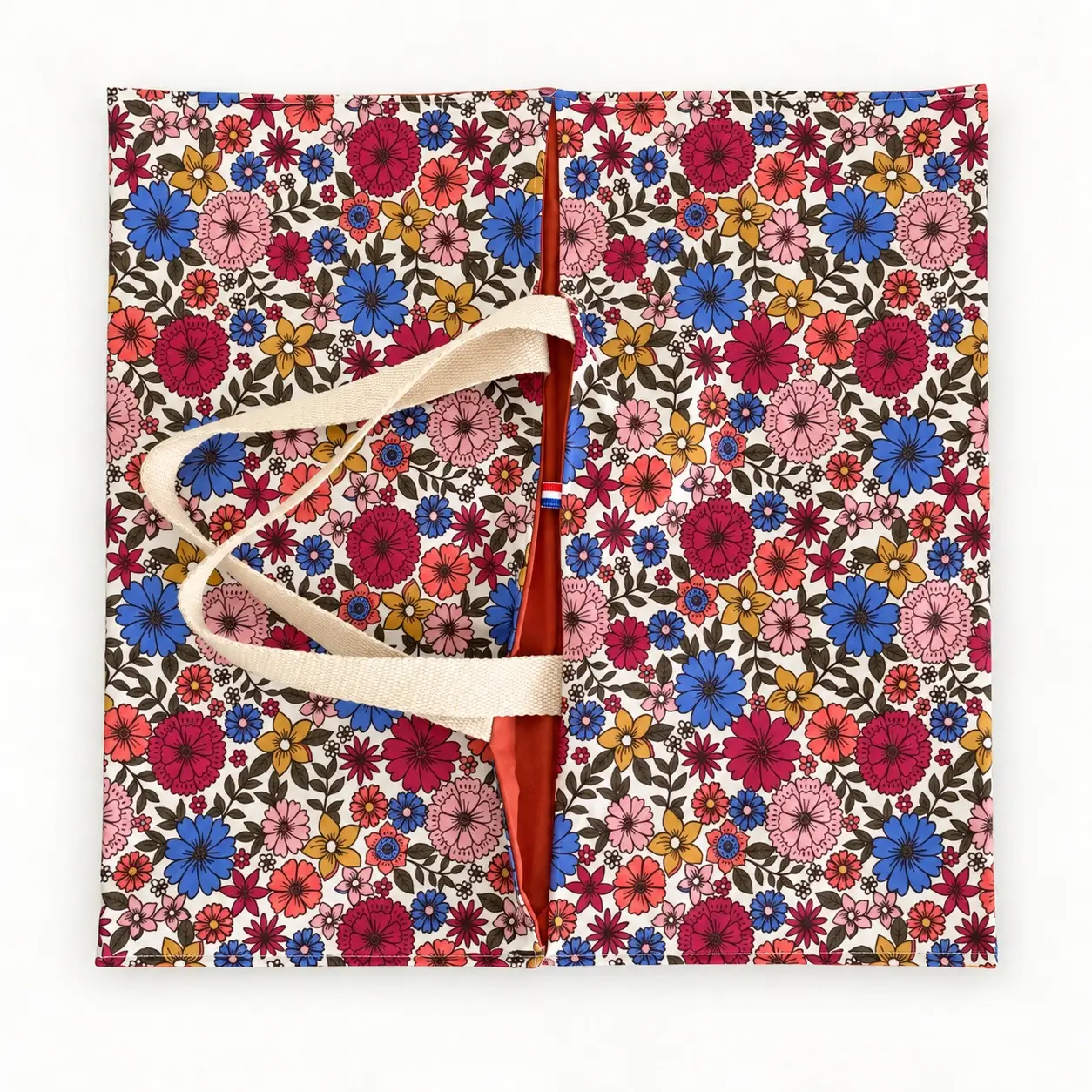 Sac à tarte fleuri Joséphine – Imperméable et réversible, fabrication française 3 Sac à tarte fleuri Timouny déplié à plat, avec ses anses en tissu écru et sa doublure orange.